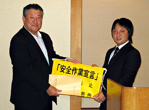 第52回定時総会にて 左は澤田会長